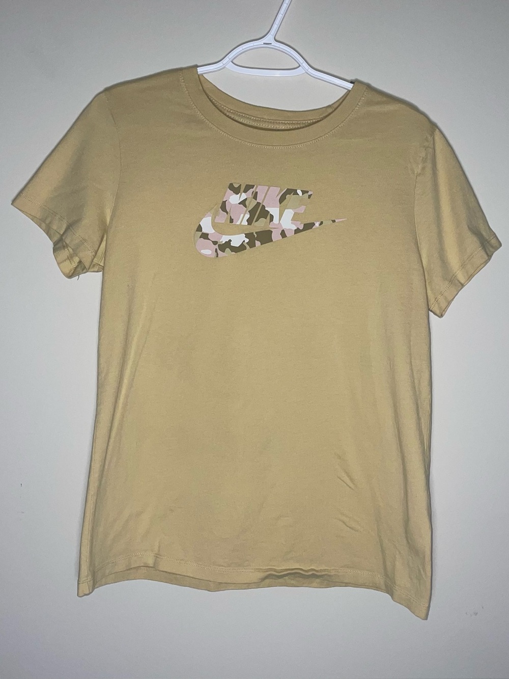 The Nike Tee L Pale Yellow Camouflage Pink Brown White Graphic Logo 100% Cotton